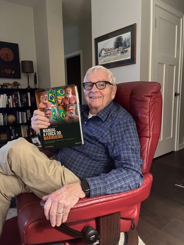 Imagem ilustrativa: pessoa segurando o Manual A Força do Marinheiro